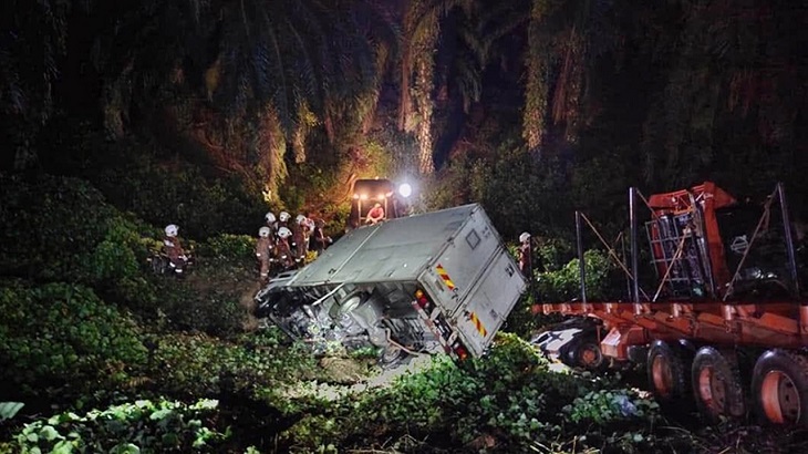 malaysia accident trailer -lory