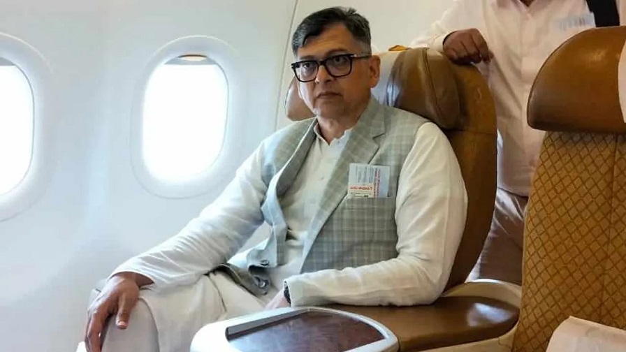 বিমানের ভিতর বিএনপি নেতা সালাউদ্দিন আহমেদ।