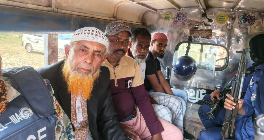 ভোটের মাঠে সংঘাত: রাজাপুরে দেশীয় অস্ত্র উদ্ধার, ৪ জন আটক ভোটের মাঠে সংঘাত: রাজাপুরে দেশীয় অস্ত্র উদ্ধার, ৪ জন আটক