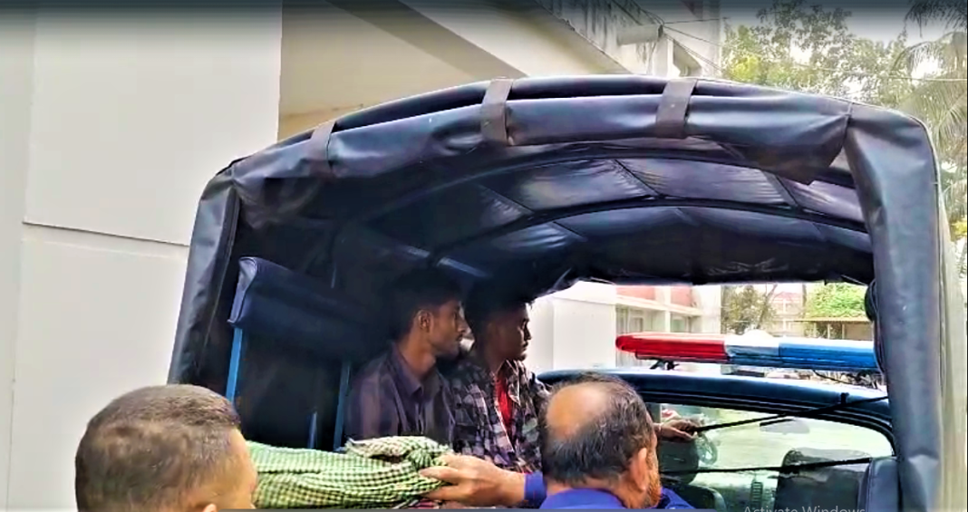 রাজাপুরে বিশেষ অভিযানে ইয়াবা ও গাঁজাসহ ২ জন গ্রেপ্তার.মো. জায়েদ জোহা খান (১৮) ও মো. ইমন হাসান (২০)