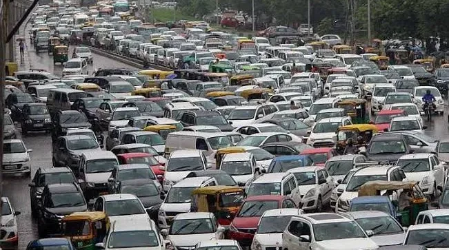 jam মহাসড়কে থমকে আছে শত শত গাড়ি