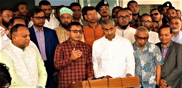 সিলেট সার্কিট হাউসে প্রশাসনের কর্মকর্তাদের সঙ্গে এক বিশেষ মতবিনিময় সভা শেষে সাংবাদিকদের এমনটাই আশ্বস্ত করেছেন বাণিজ্য, বস্ত্র ও পাট এবং শিল্পমন্ত্রী খন্দকার আব্দুল মুক্তাদির