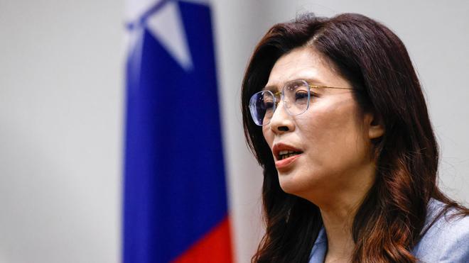 চীন সফরের উদ্দেশ্যে রওনা হওয়ার আগে গণমাধ্যমের সাথে কথা বলছেন কুওমিনতাং (কেএমটি) চেয়ারপারসন চেং লি-উন। ছবি সৌজন্য: রয়টার্স