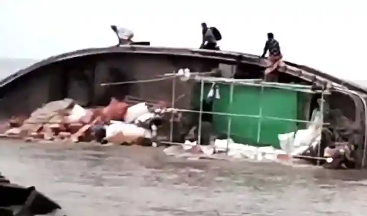 মেঘনা নদীতে পণ্যবাহী জাহাজ ডুবছে।