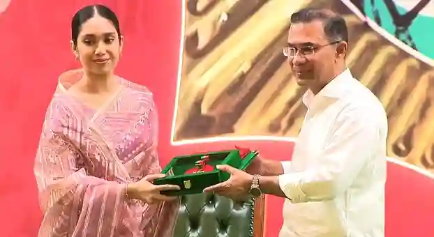 খালেদা জিয়ার পক্ষ থেকে স্বাধীনতা পুরস্কার গ্রহণ করছেন নাতনি জায়মা রহমান।