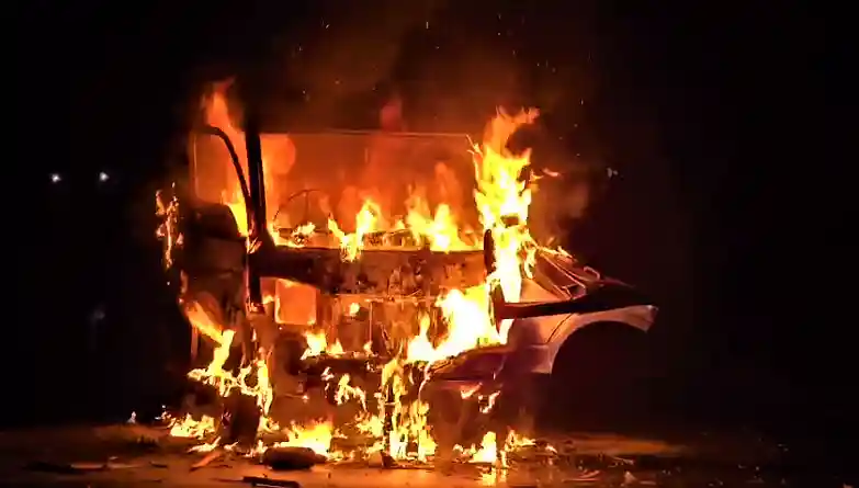 Burning Car on The Road সড়কে জ্বলন্ত গাড়ি।